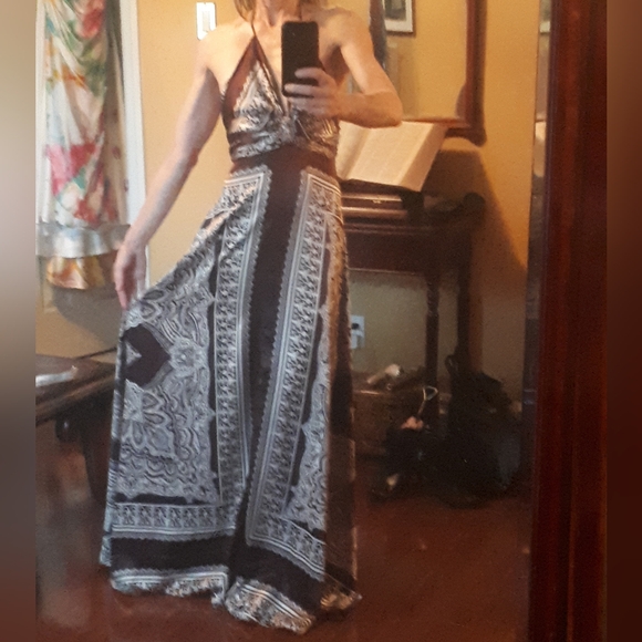 Elegant Black and White Maxi Dress - Picture 2 of 8